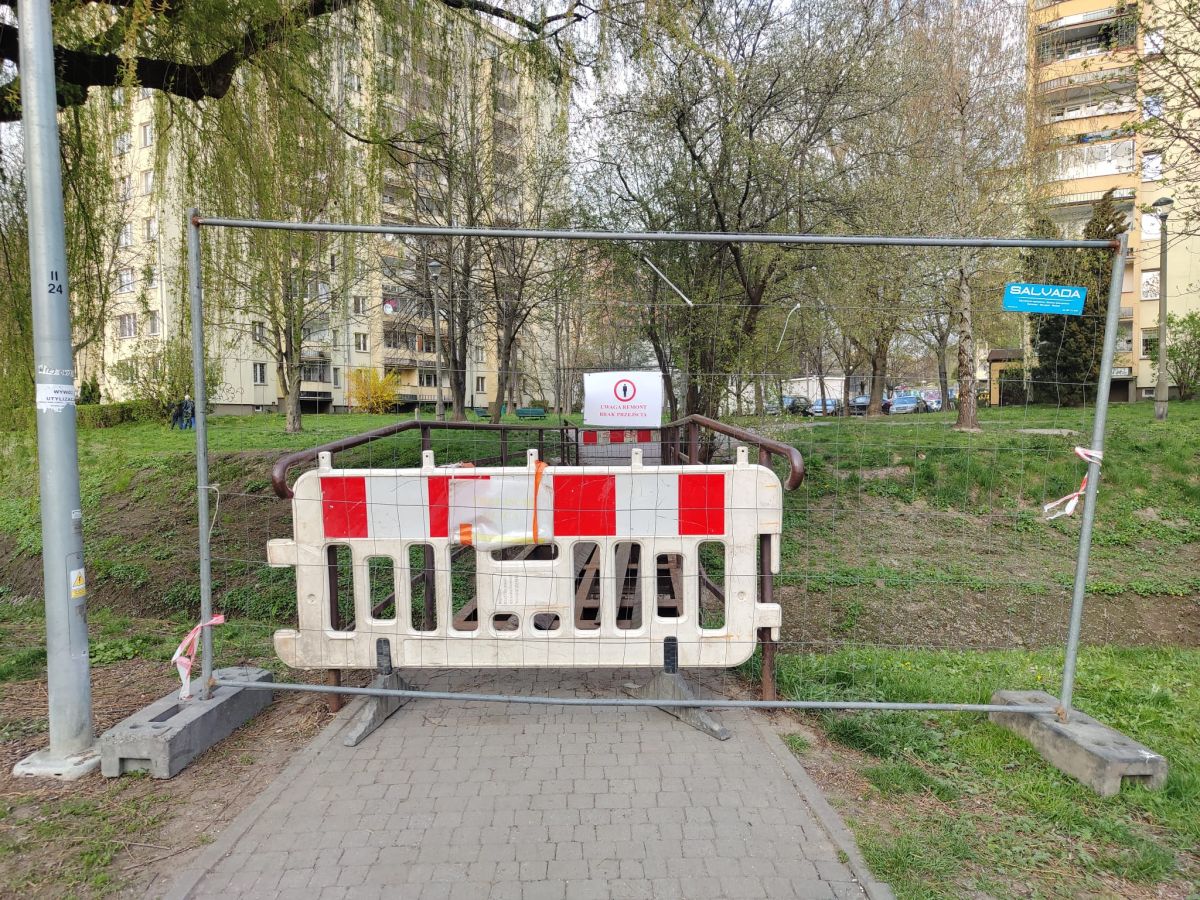 Utrudnienia w Parku Zaczarowanej Dorożki. Remont kładki już trwa [ZDJĘCIA]