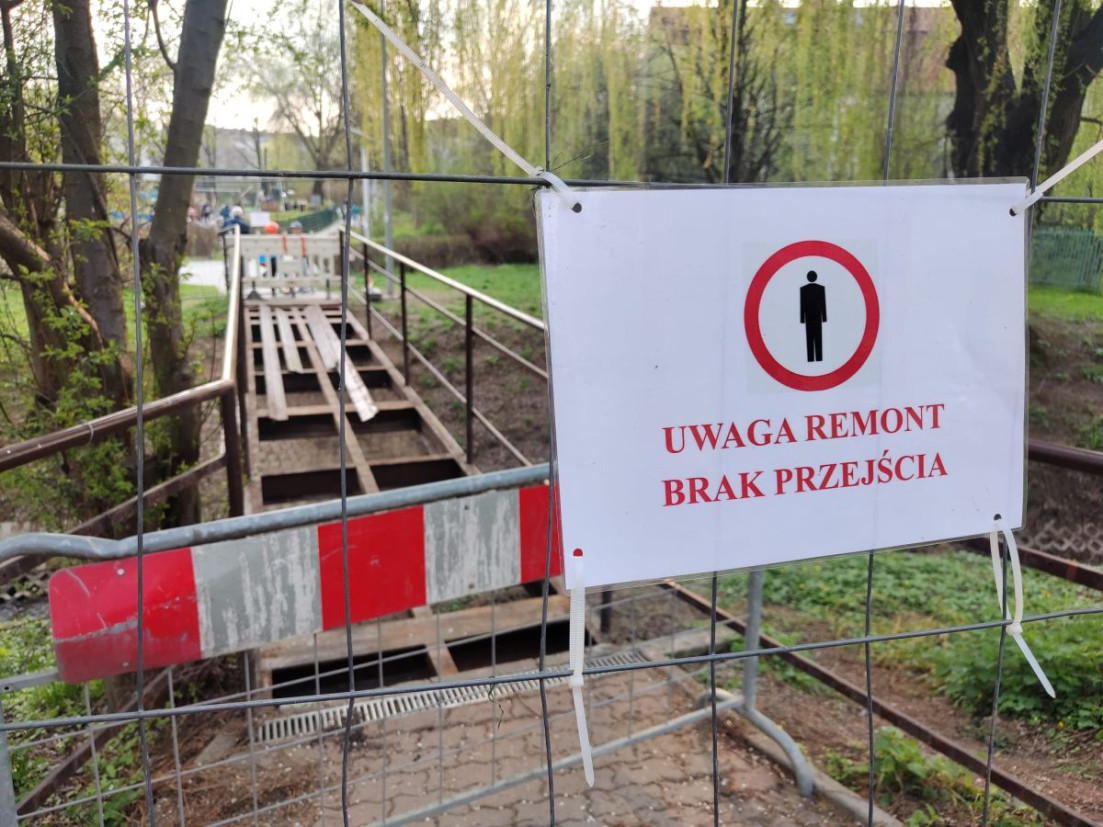 Utrudnienia w Parku Zaczarowanej Dorożki. Remont kładki już trwa [ZDJĘCIA]