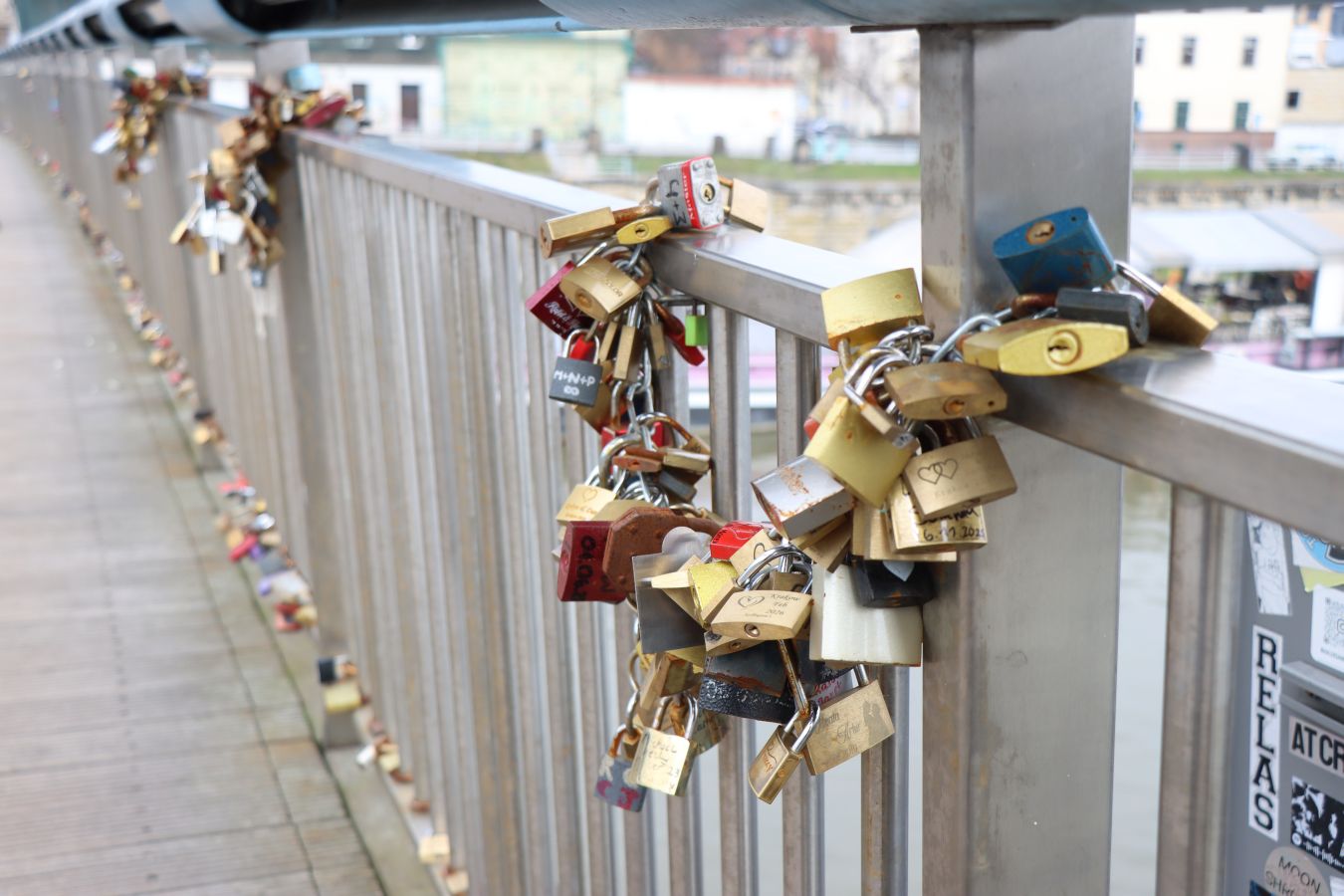 Zakochani wracają do starego zwyczaju. Kładka ojca Bernatka znów pełna kłódek [ZDJĘCIA]