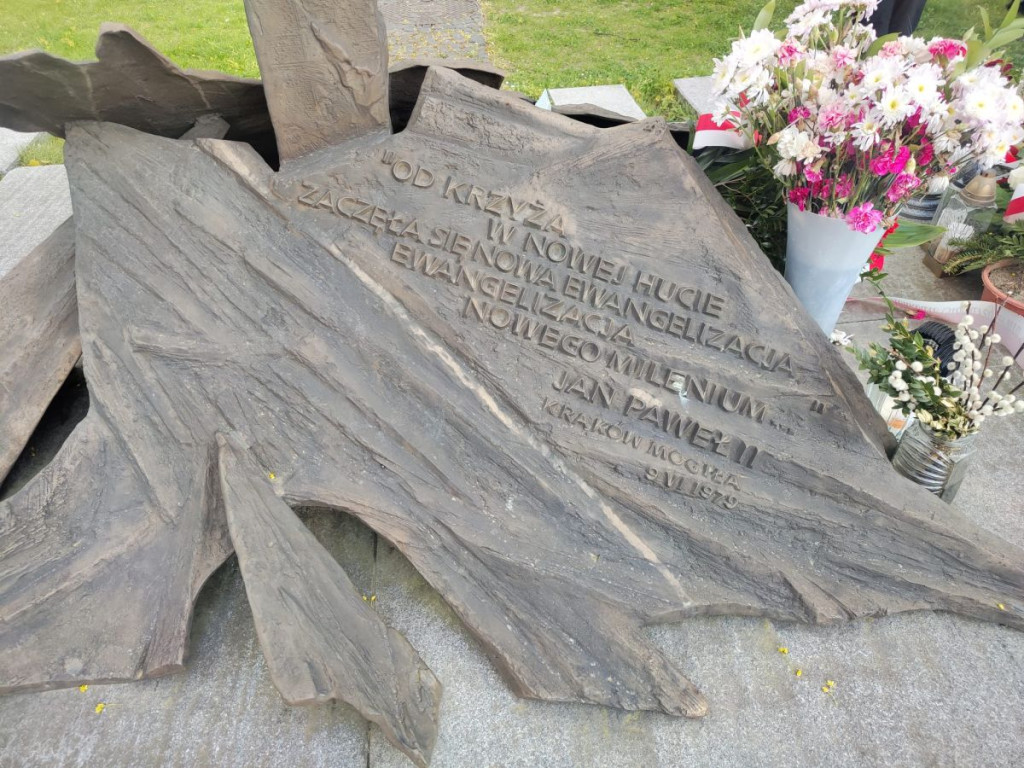 Wieczór pamięci w Nowej Hucie. Pod krzyżem zgromadzili się mieszkańcy [ZDJĘCIA]