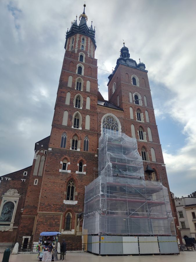 Bazylika Mariacka w remoncie. Turyści rozczarowani na Rynku Głównym [ZDJĘCIA]