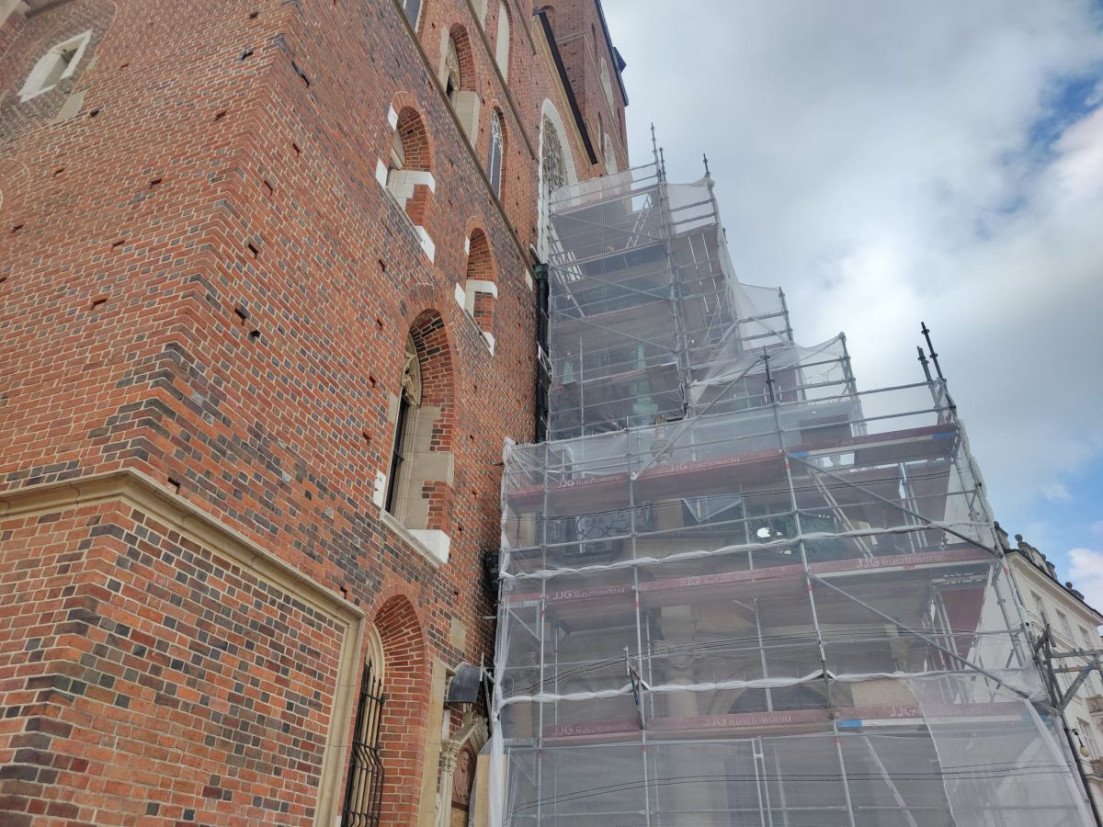 Bazylika Mariacka w remoncie. Turyści rozczarowani na Rynku Głównym [ZDJĘCIA]