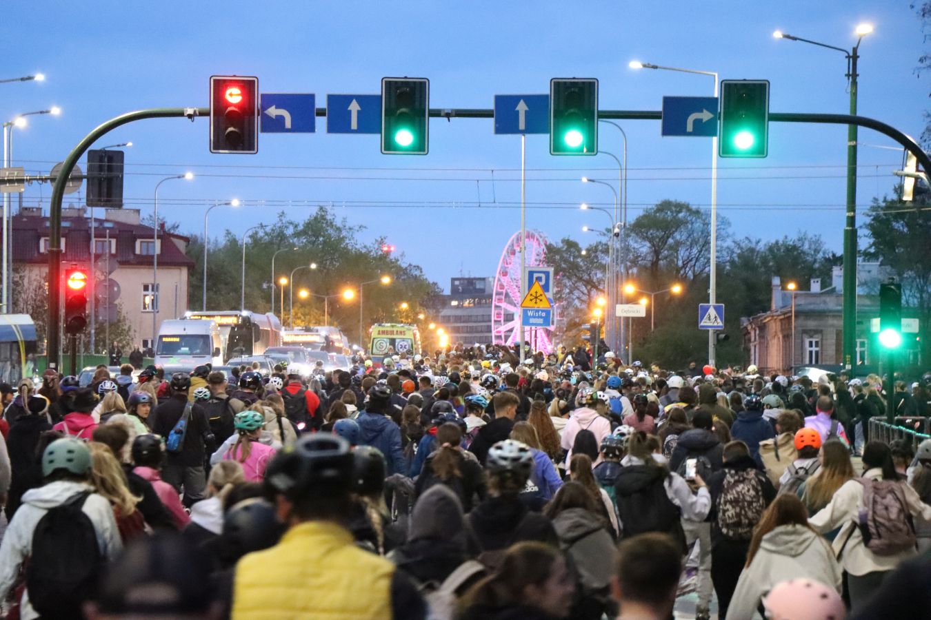 Rolkarze przejęli ulice Krakowa. Wieczorny przejazd przez miasto [ZDJĘCIA]
