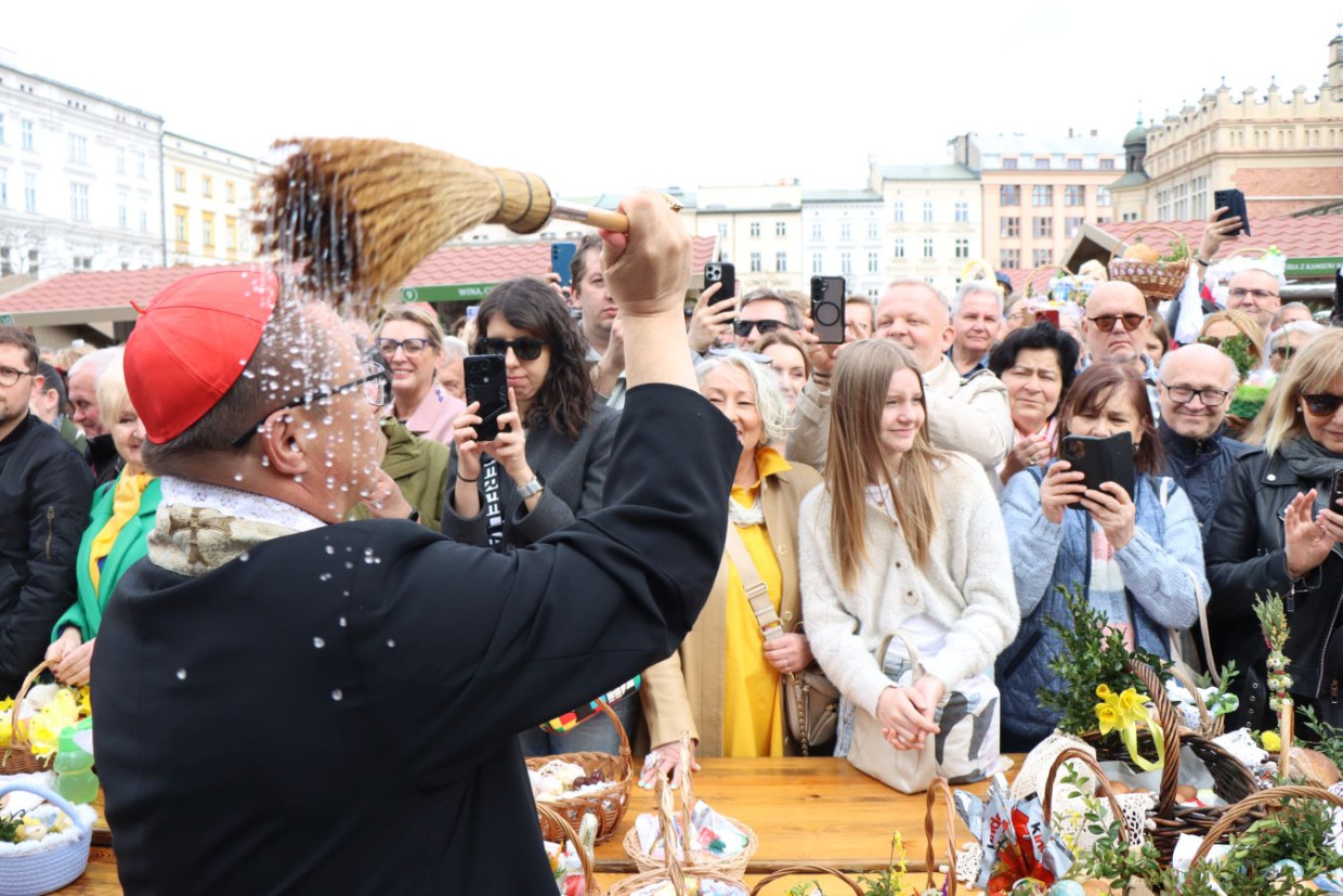 Rynek Główny pełen wiernych. Tradycyjne święcenie pokarmów w Krakowie [ZDJĘCIA]