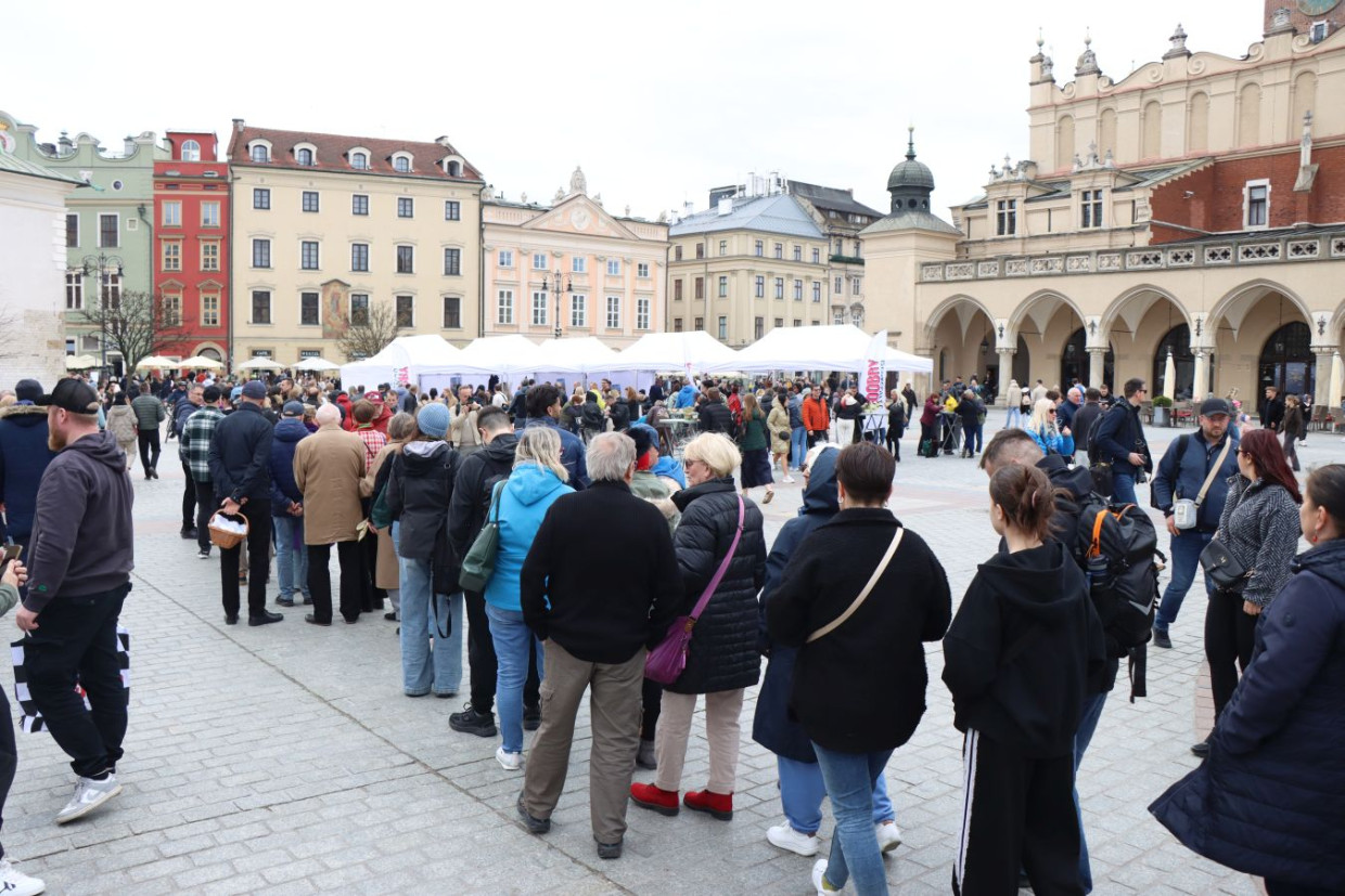 Ogromna kolejka na Rynku Głównym. Akcja przyciągnęła mieszkańców i turystów [ZDJĘCIA]