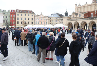 "Kolejka po żurek na Rynku Głównym"