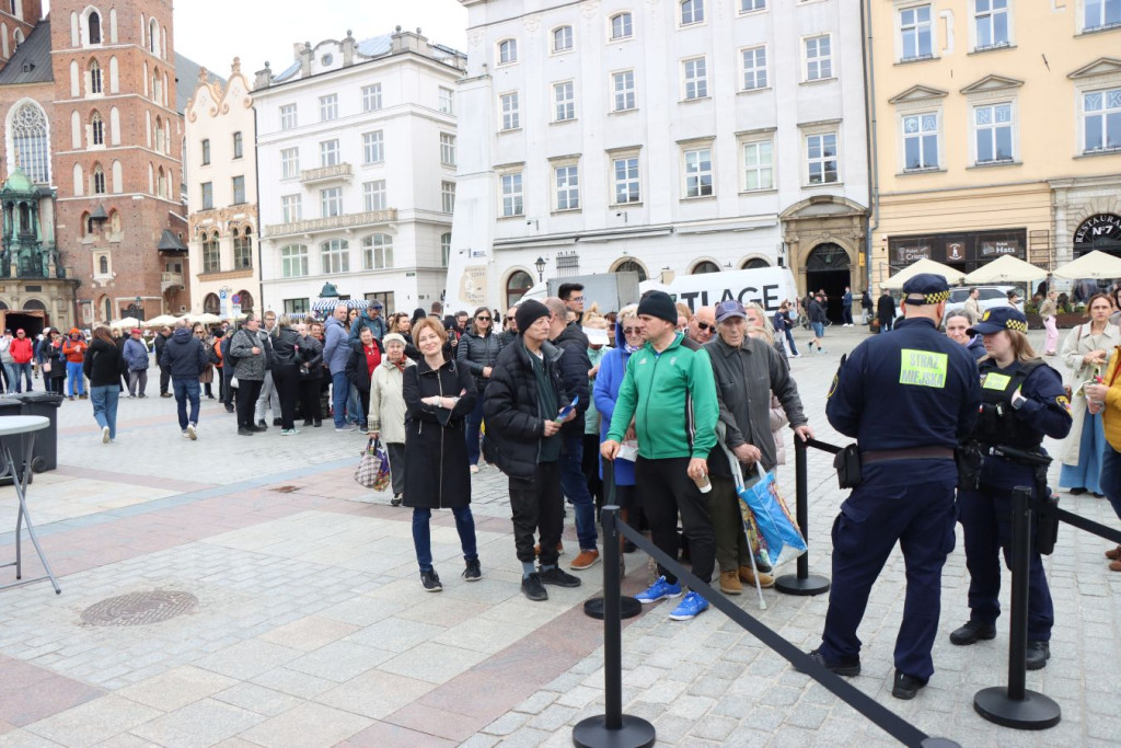 Ogromna kolejka na Rynku Głównym. Akcja przyciągnęła mieszkańców i turystów [ZDJĘCIA]