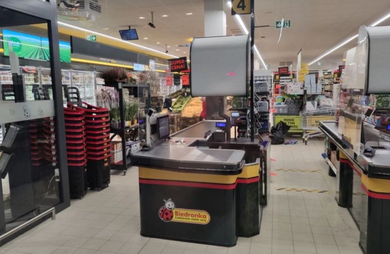 Biedronka ostrzega klientów. Produkt z Salmonellą w sprzedaży