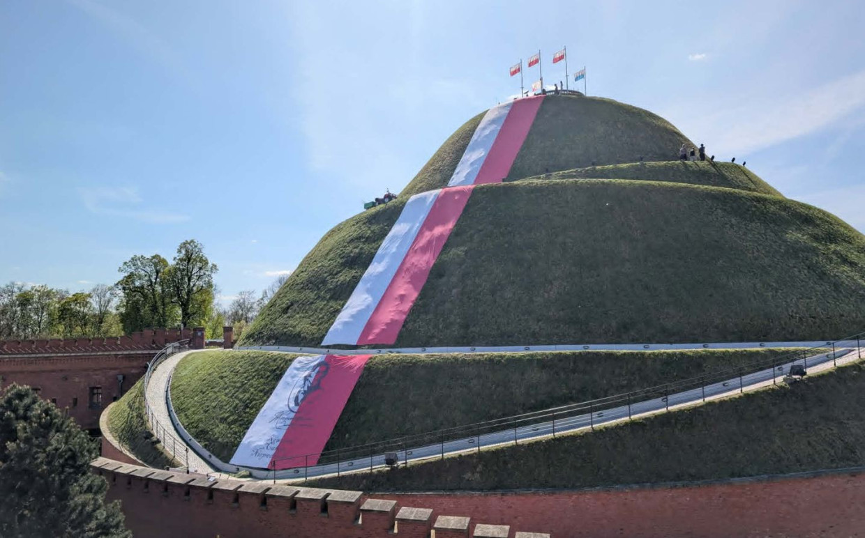 Flaga Polski na Kopcu Kościuszki w Krakowie. Widać ją z daleka