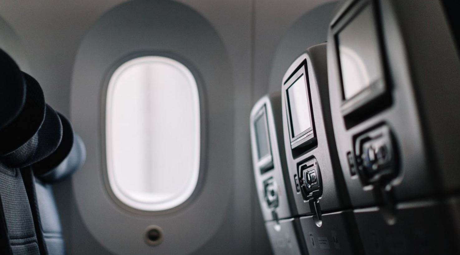 Awantura na pokładzie samolotu do Krakowa. Pasażer stwarzał zagrożenie