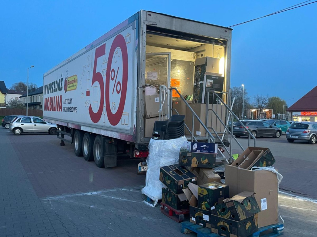 Outlet Biedronki w Krakowie. Przyczepa z tanimi produktami już otwarta