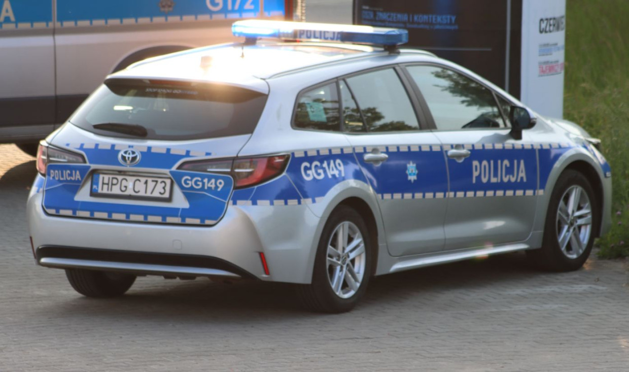 Interwencja policji w Krakowie. Pobudzonego 34-latka obezwładniono na klatce schodowej