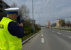 "Policjant mierzy prędkość"