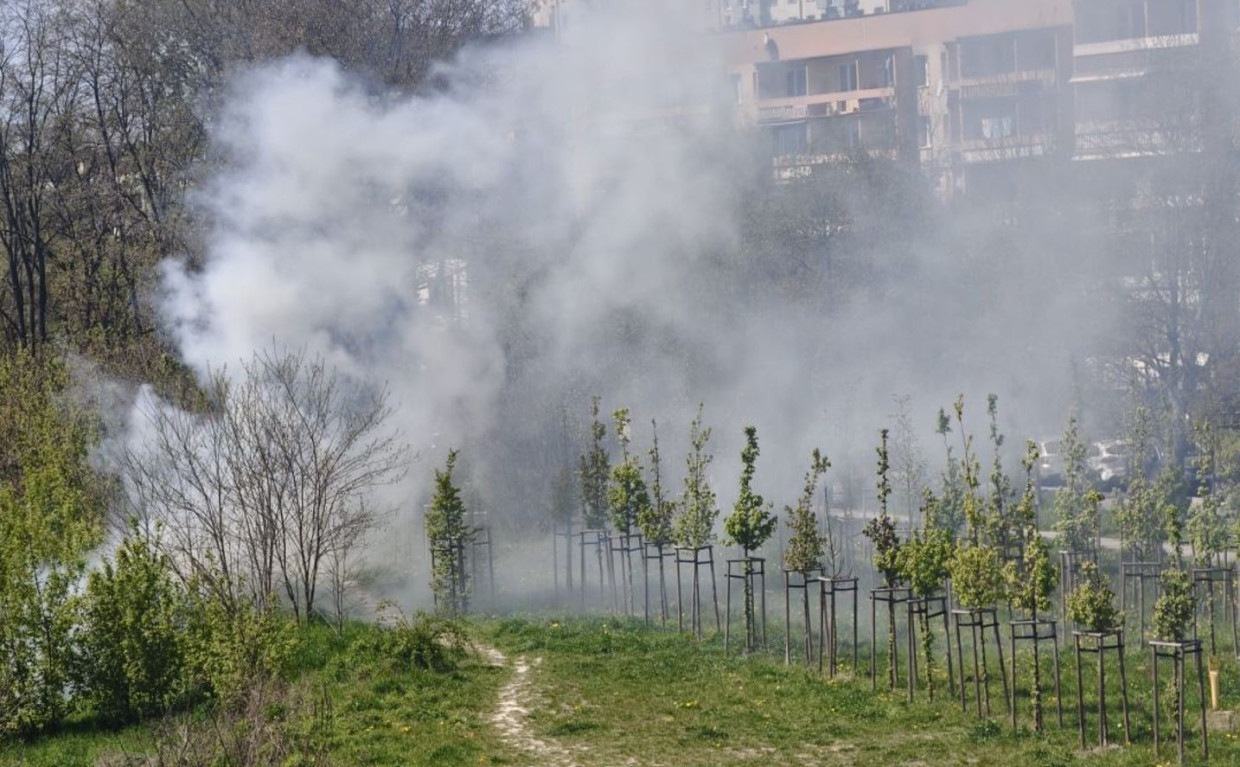 Pożar traw w okolicy ul. Opolskiej w Krakowie [ZDJĘCIA]