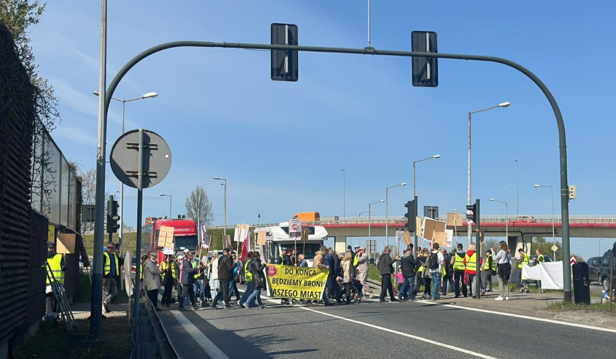 Mieszkańcy rozpoczęli protest przeciw S7. Kierowcy utknęli w korkach [ZDJĘCIA]