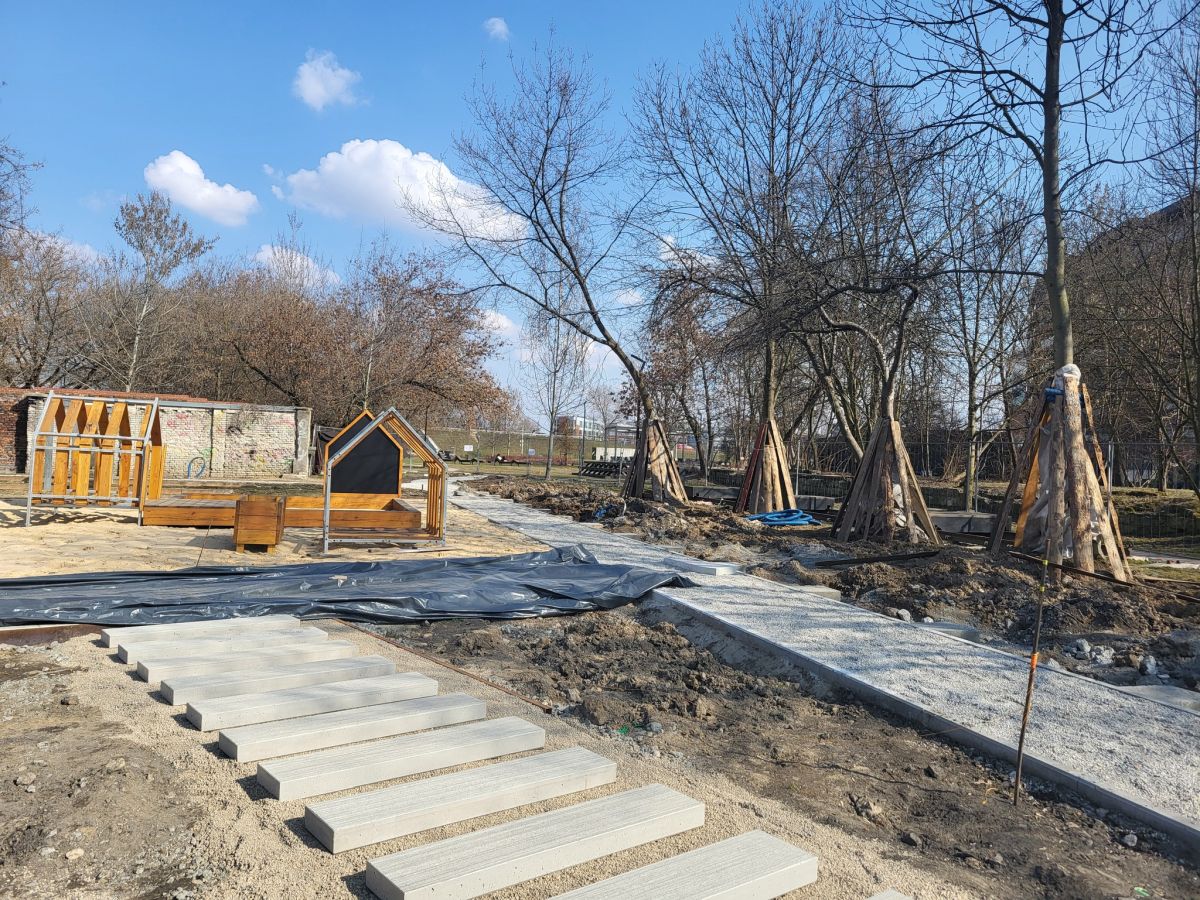 Trwają prace w Parku Stacja Wisła. Tak zmienia się przestrzeń dla mieszkańców [ZDJĘCIA]