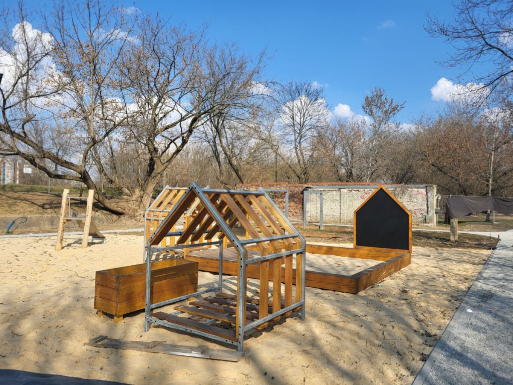 Trwają prace w Parku Stacja Wisła. Tak zmienia się przestrzeń dla mieszkańców [ZDJĘCIA]