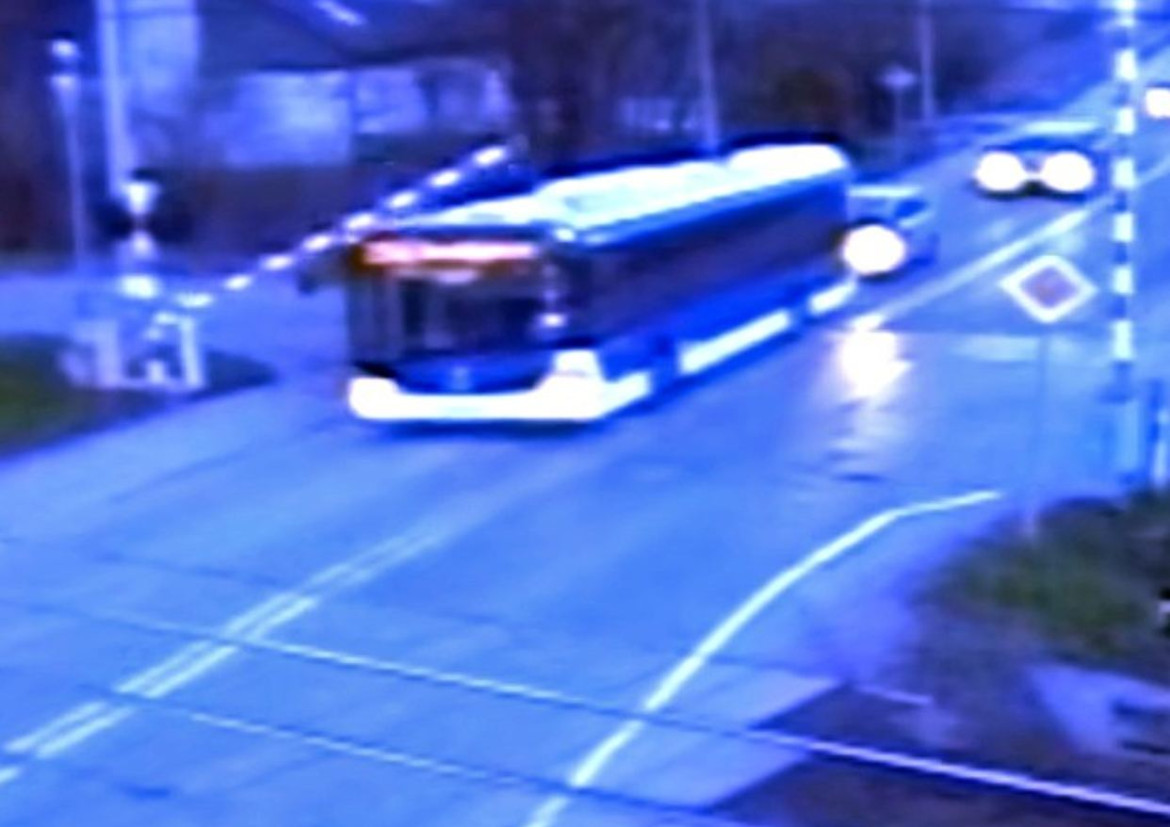 Ignorują czerwone światło i wjeżdżają na tory. Niebezpieczne sceny w Krakowie i Balicach