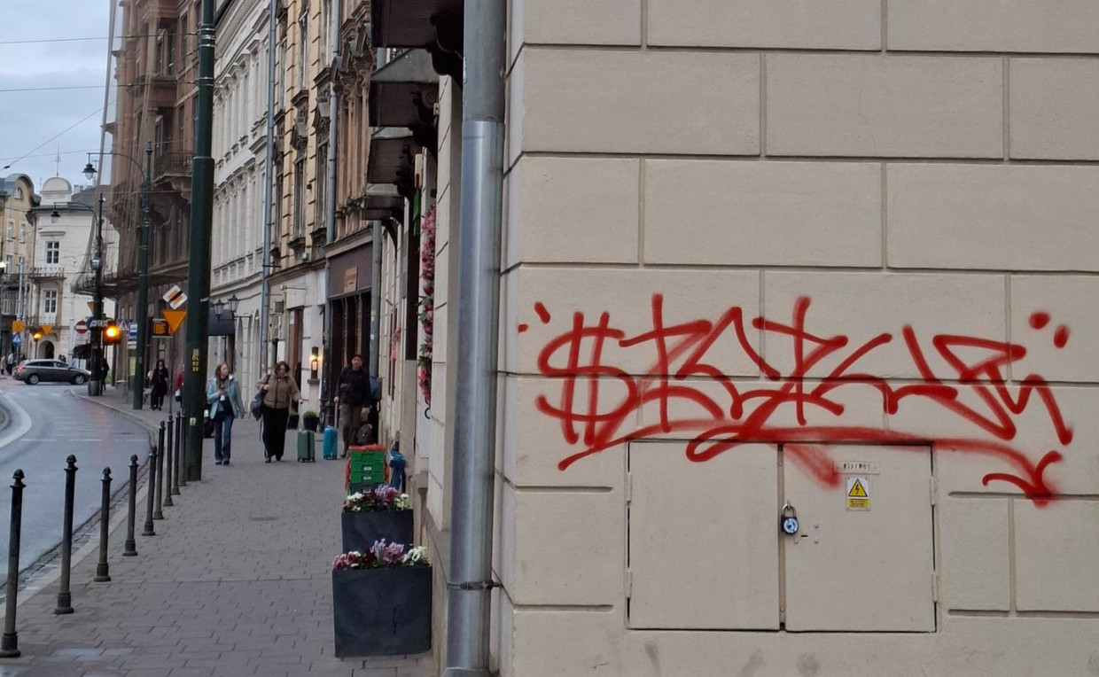 Zabytki Krakowa zniszczone. Straty po weekendzie w centrum miasta [ZDJĘCIA]