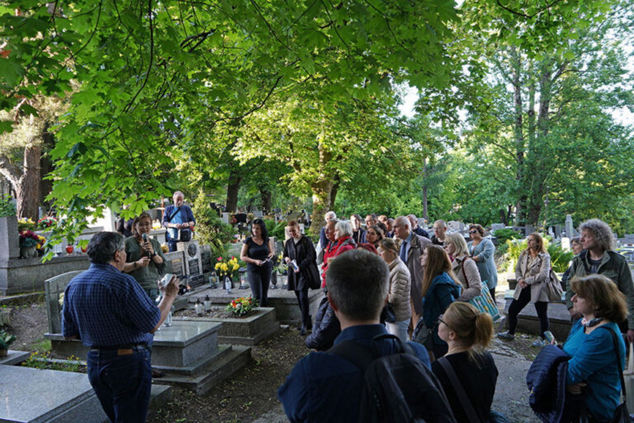 Bezpłatny spacer po krakowskiej nekropolii. Uczestnicy poznają niezwykłe życiorysy