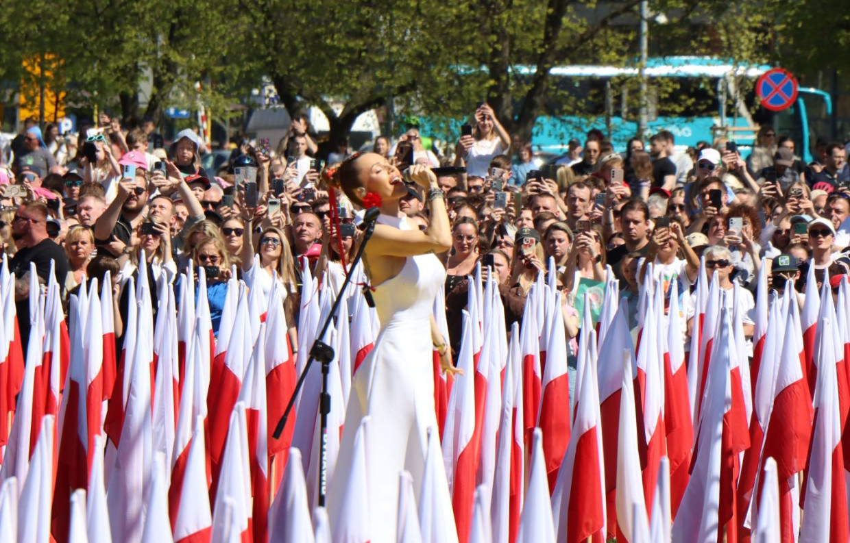 Tłumy na Błoniach. Doda zaśpiewała hymn. Rozdawano flagi [ZDJĘCIA]