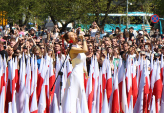 "Rozdawanie flag na Błoniach i Doda zaśpiewała hymn"