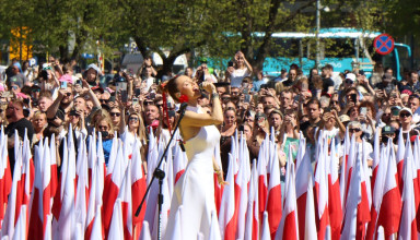 "Rozdawanie flag na Błoniach i Doda zaśpiewała hymn"