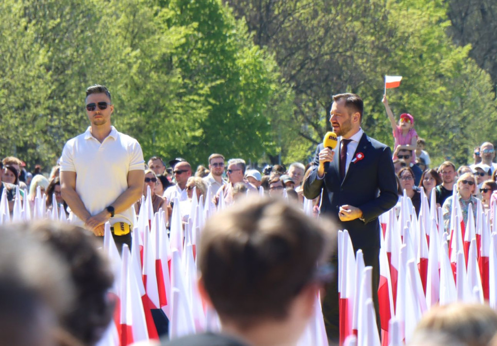 Tłumy na Błoniach. Doda zaśpiewała hymn. Rozdawano flagi [ZDJĘCIA]