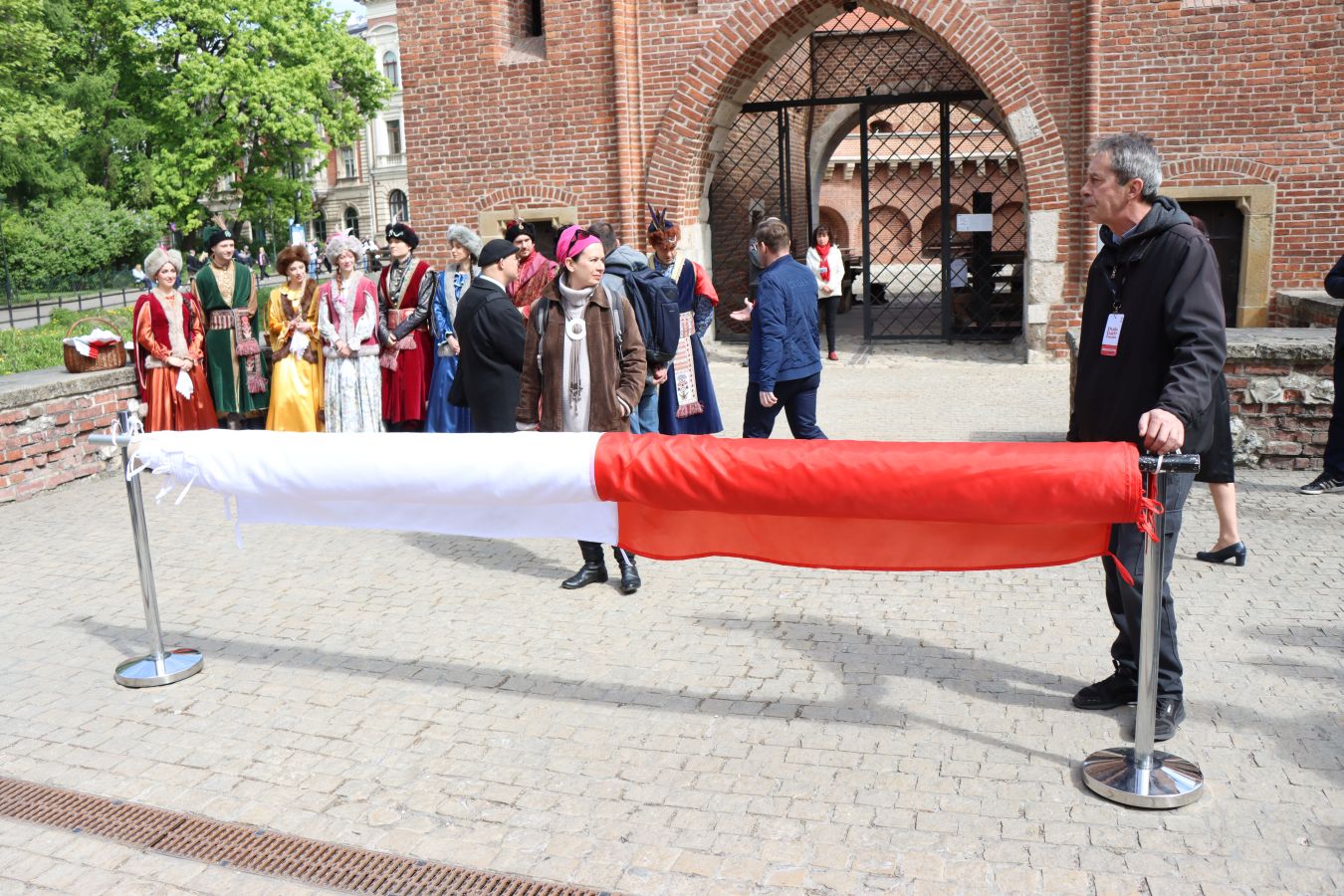 Wielka flaga Polski w Krakowie. Uczestnicy przeszli traktem królewskim [ZDJĘCIA]