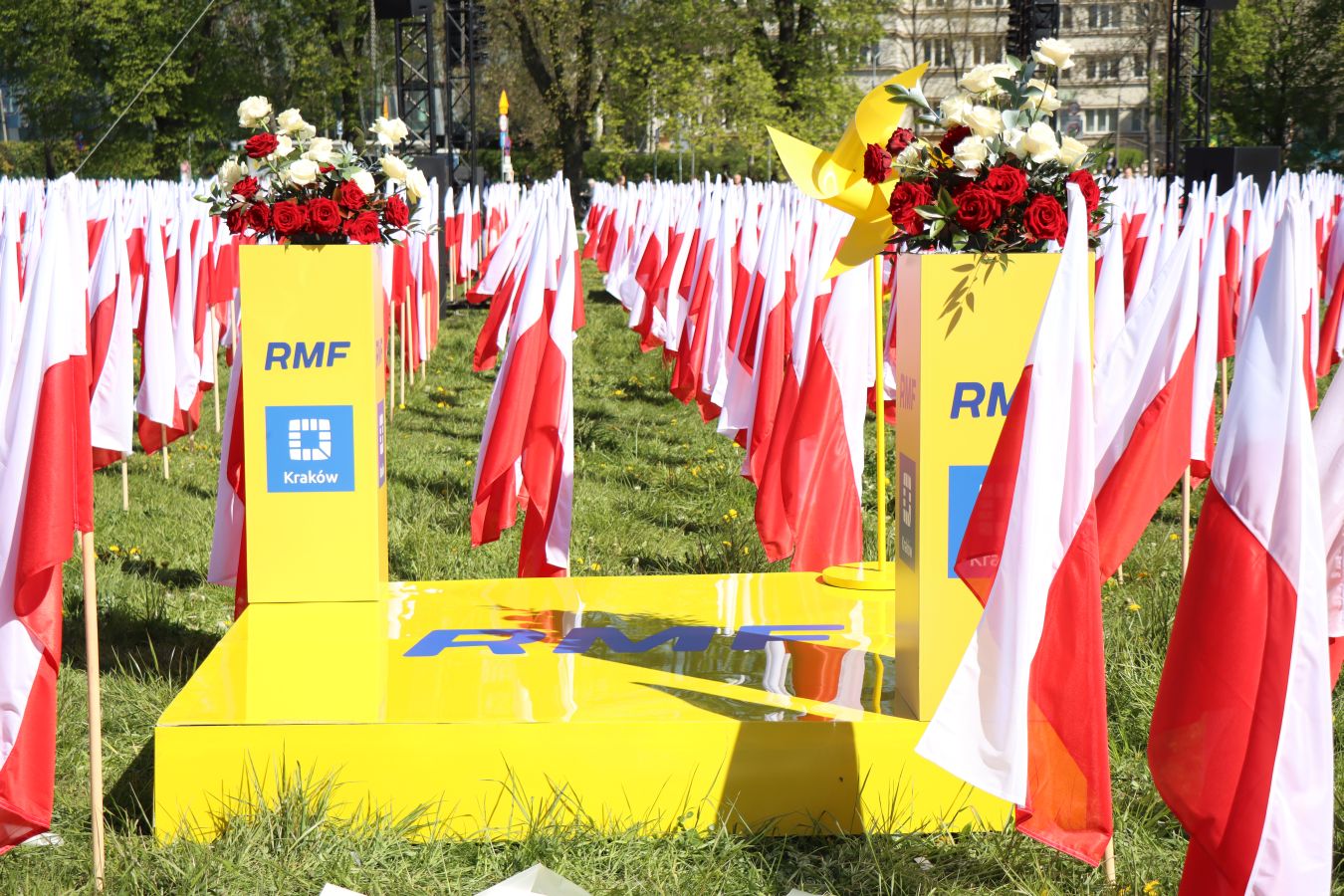 Błonia w biało-czerwonych barwach. 4 tysiące flag ułożonych w mapę Polski [ZDJĘCIA]