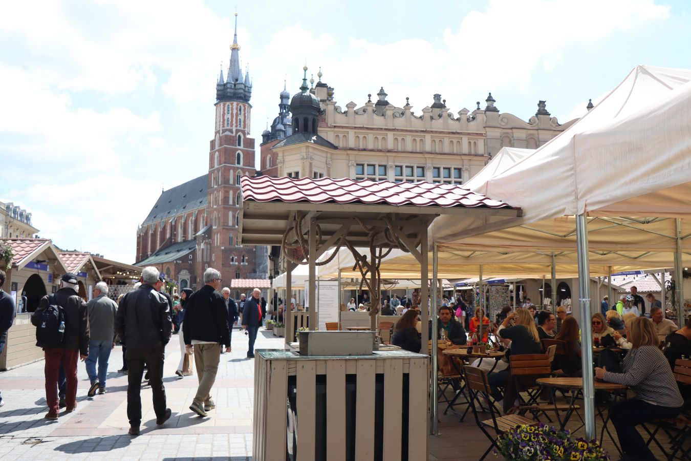 Rynek Główny w Krakowie pełen stoisk i rękodzieła. Kiermasz potrwa do 24 maja [ZDJĘCIA]