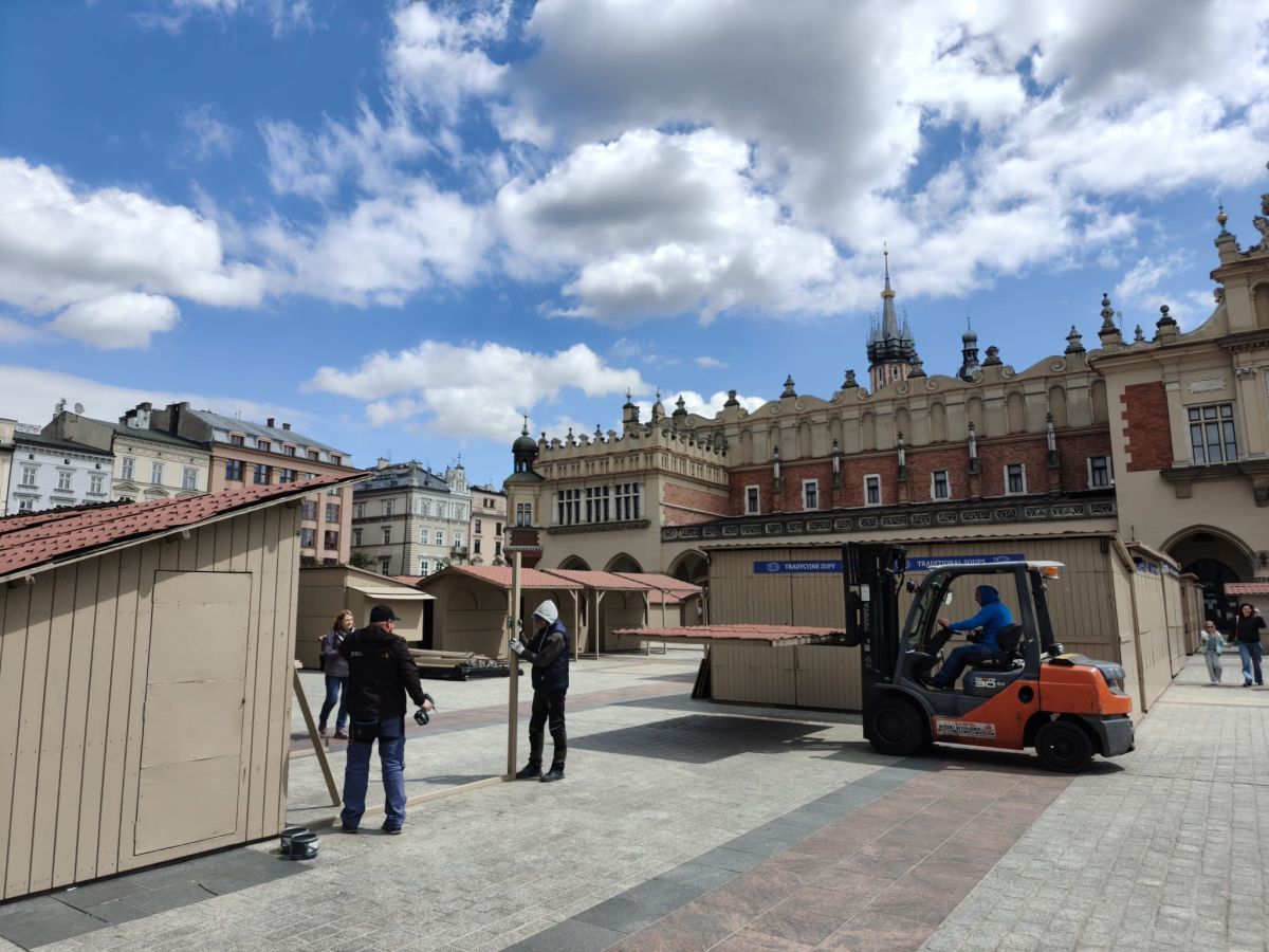 Na Rynku Głównym trwa montaż stoisk. Wszystko rusza już 15 maja