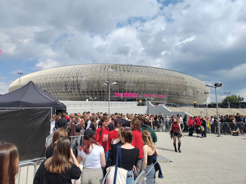 Przyszli wiele godzin przed otwarciem bram. Tłumy przed TAURON Areną [ZDJĘCIA]