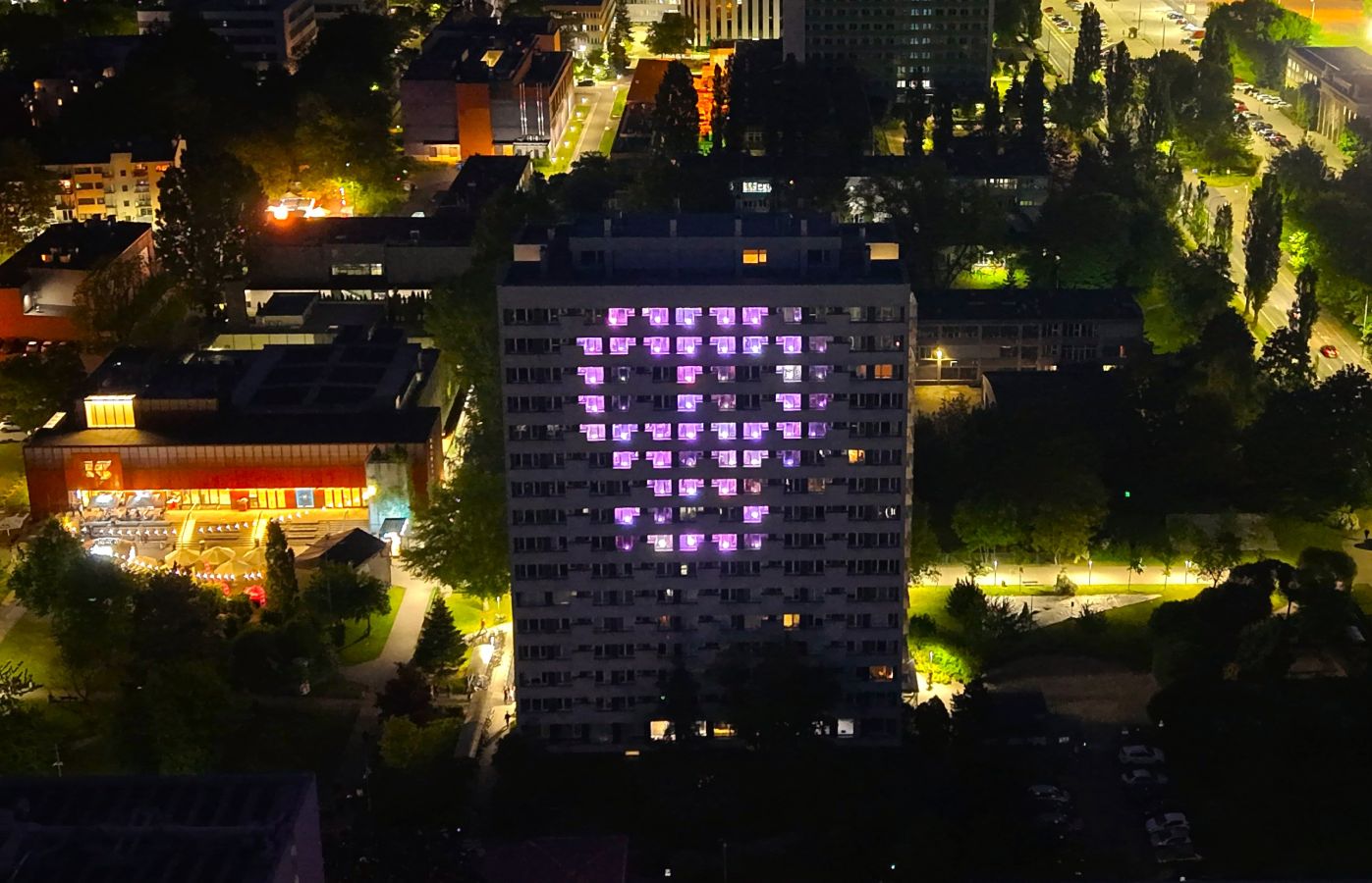 Projekt P.I.W.O. na AGH przyciągnął tłumy. Wieczorny pokaz zrobił wrażenie [ZDJĘCIA]