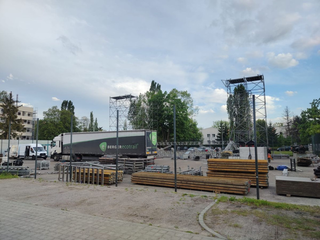 W Krakowie trwa budowa Strefy Plaża. Na scenie pojawią się znane gwiazdy [ZDJĘCIA]