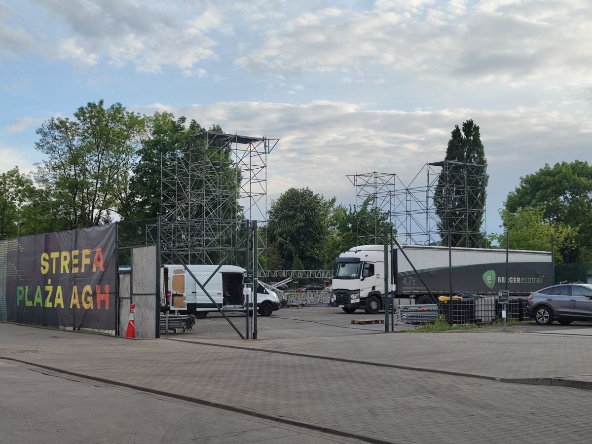 W Krakowie trwa budowa Strefy Plaża. Na scenie pojawią się znane gwiazdy [ZDJĘCIA]