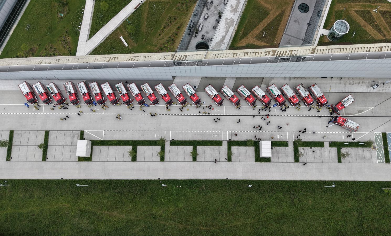 Nowe wozy dla strażaków z Małopolski. W Krakowie przekazano 23 pojazdy dla OSP [ZDJĘCIA]