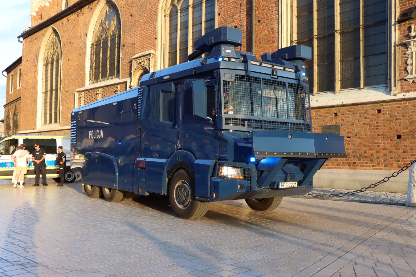 Kibice Wisły opanowali centrum Krakowa. Race i śpiew na Rynku Głównym [ZDJĘCIA]