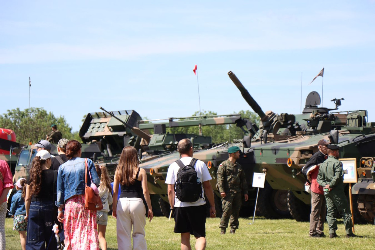 Wojsko na Błoniach. Mieszkańcy mają okazję zobaczyć z bliska militarny sprzęt [ZDJĘCIA]