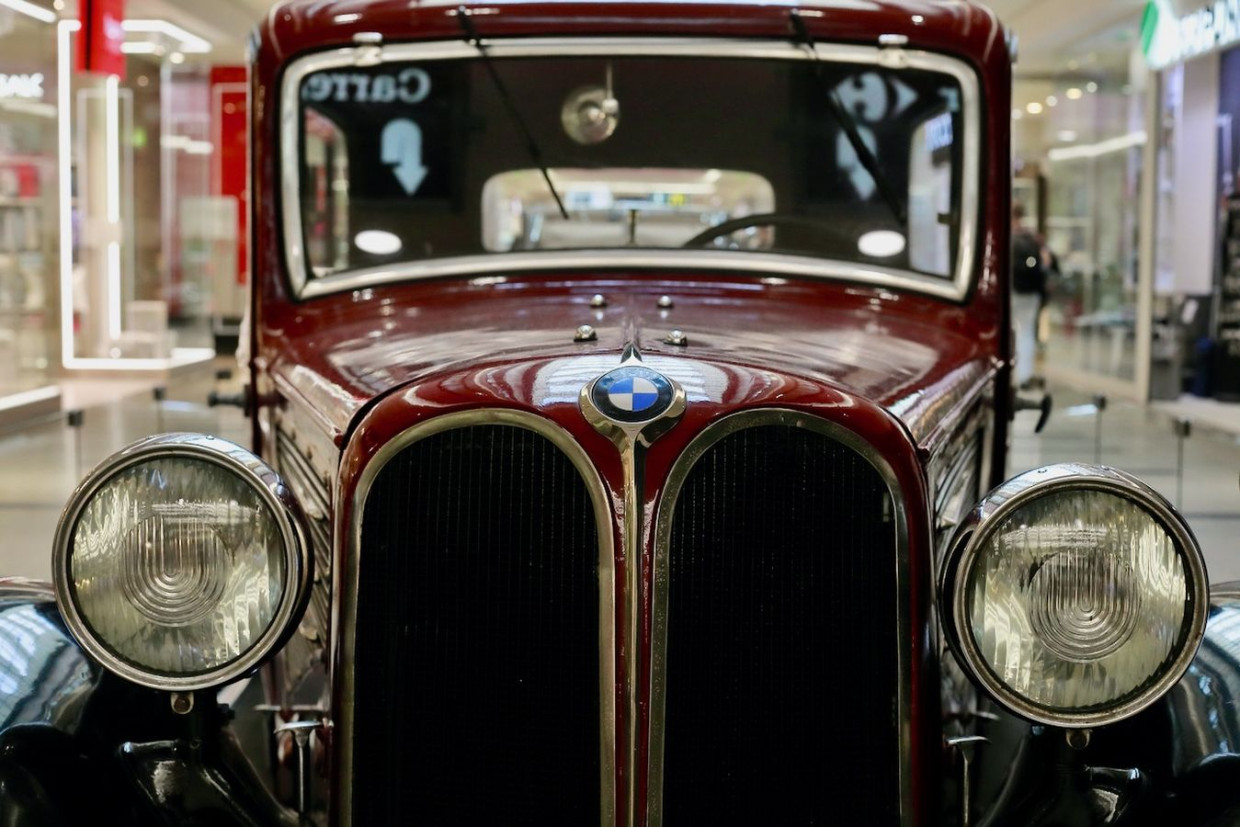 W centrum Krakowa stanęły legendarne BMW. Wystawę można zobaczyć za darmo [ZDJĘCIA]