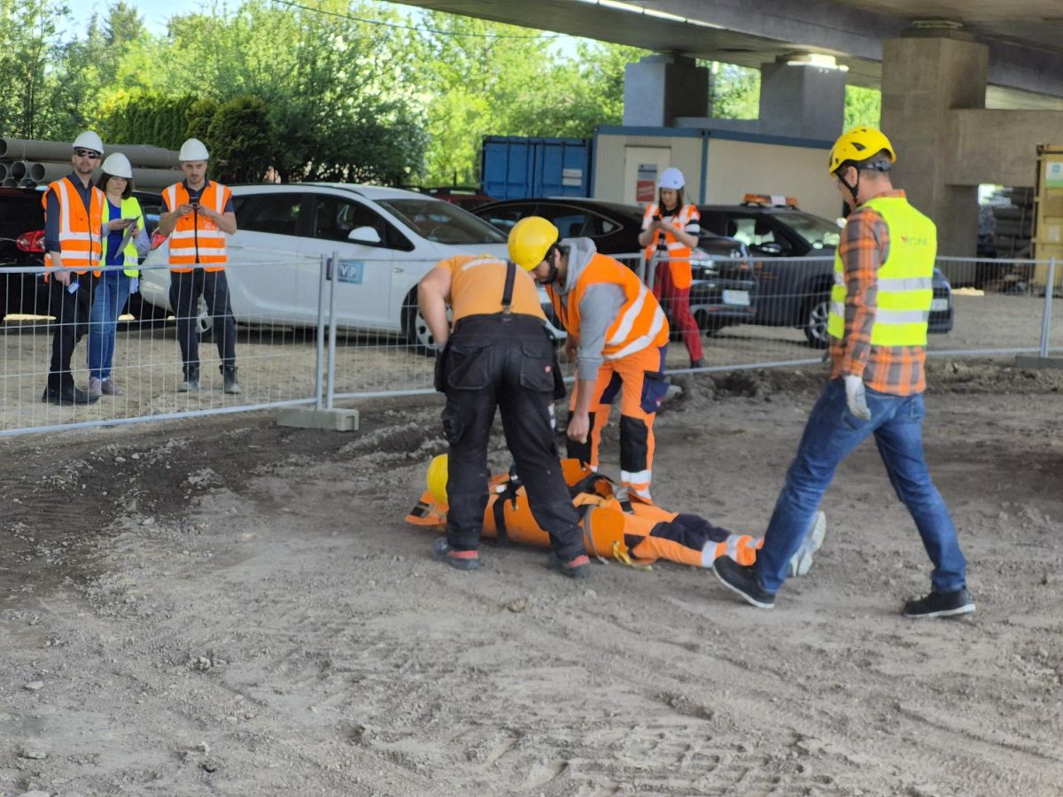 Ćwiczenia na budowie węzła Mistrzejowice. Symulowano zasłabnięcie pracownika [ZDJĘCIA]
