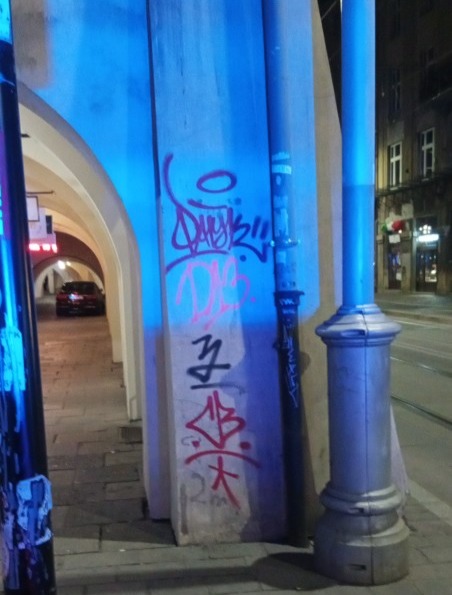 Monitoring pomógł schwytać wandala w Krakowie. Niszczył elewacje kamienic
