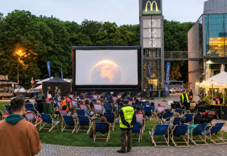 "Kino plenerowe przed Galerią Kazimierz"