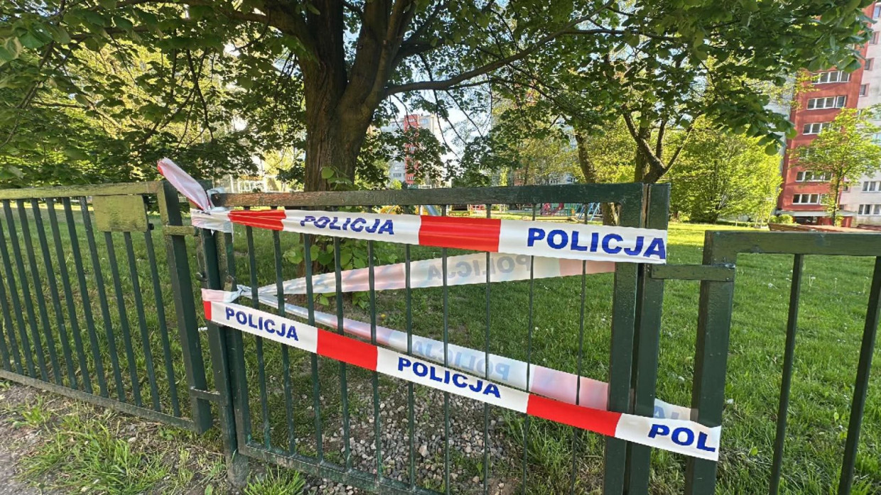 Niewybuch na placu zabaw w Krakowie. Saperzy przyjadą dopiero w poniedziałek [ZDJĘCIA]