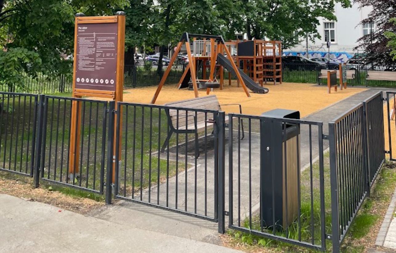 Nowy plac zabaw na Placu Sikorskiego w Krakowie już działa