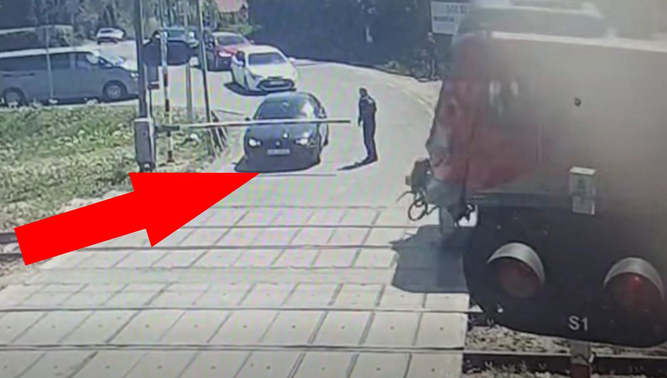 Chwile grozy na przejeździe kolejowym