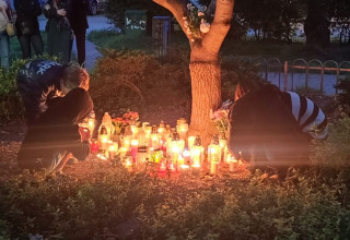 "Ela z Krakowa, świeczki pod szkołą"