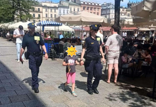 "Zagubiona dziewczynka na Rynku Głównym w Krakowie"