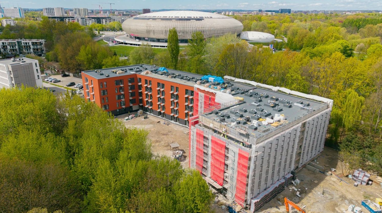 Wiecha zawisła nad nową inwestycją przy TAURON Arenie. Powstają 252 mieszkania na wynajem