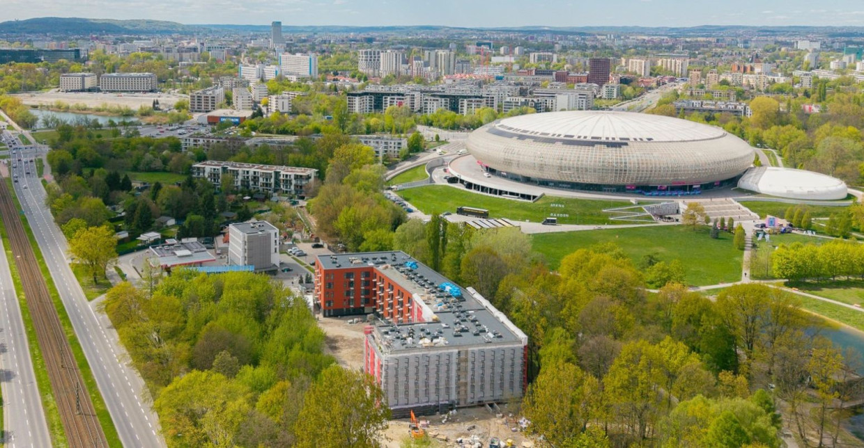 Wiecha zawisła nad nową inwestycją przy TAURON Arenie. Powstają 252 mieszkania na wynajem